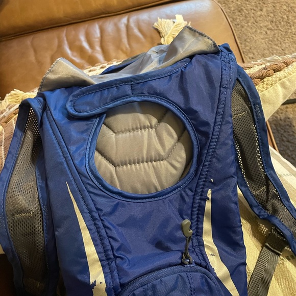 Camelbak classic hydration Backpack Blue 2 liter Bladder Pocket Camelback Water - Picture 2 of 6